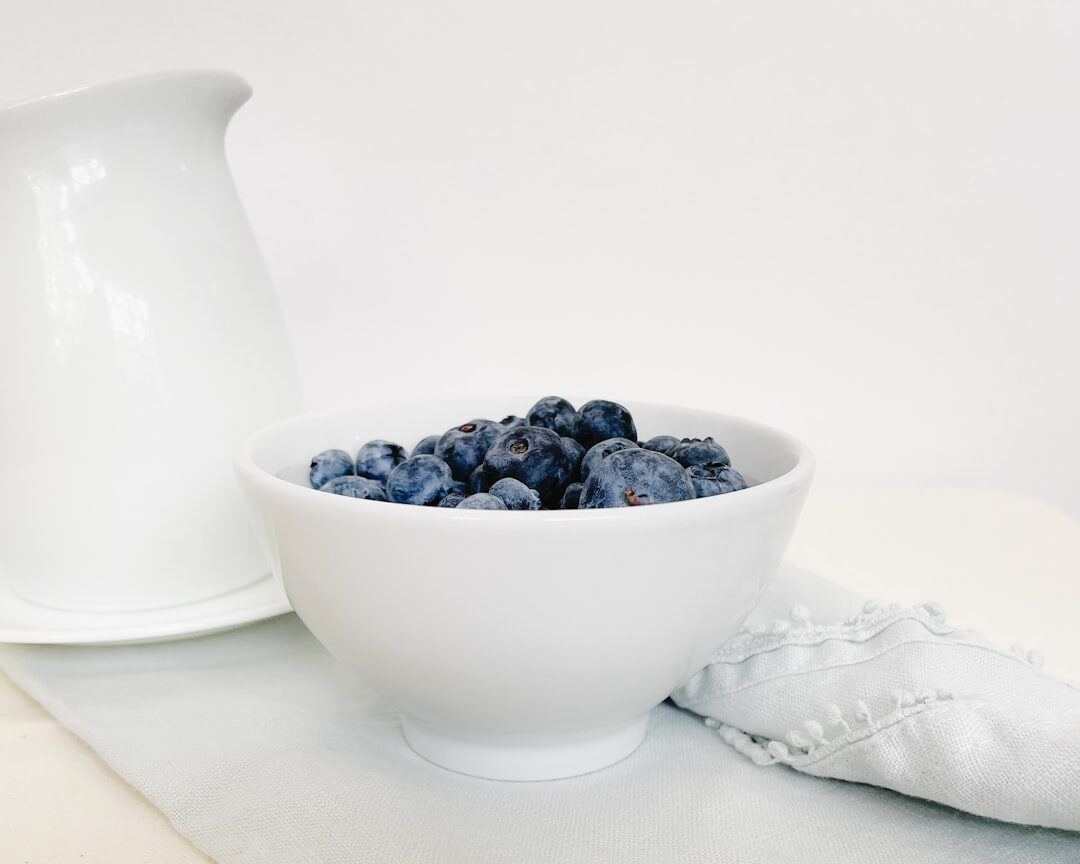 Um bowl de alimentos saudáveis com aveia e frutas. Um bowl de alimentos saudáveis com aveia e frutas.