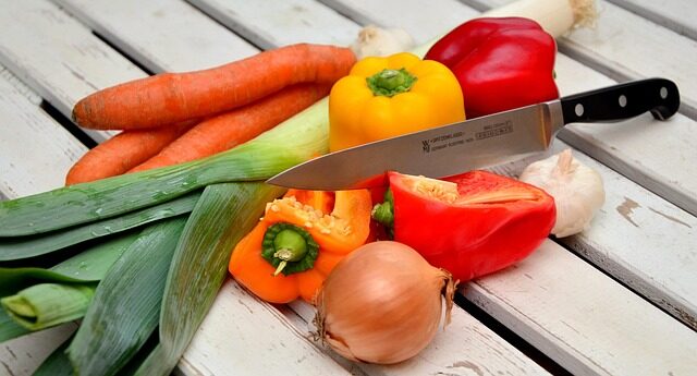 Preparação de refeição saudável com ingredientes frescos e coloridos. Preparação de refeição saudável com ingredientes frescos e coloridos.