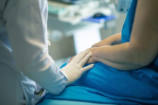 Médico avaliando paciente para escolha de medicamento