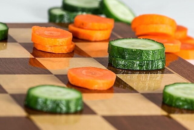 Prato balanceado com frutas, vegetais e grãos integrais