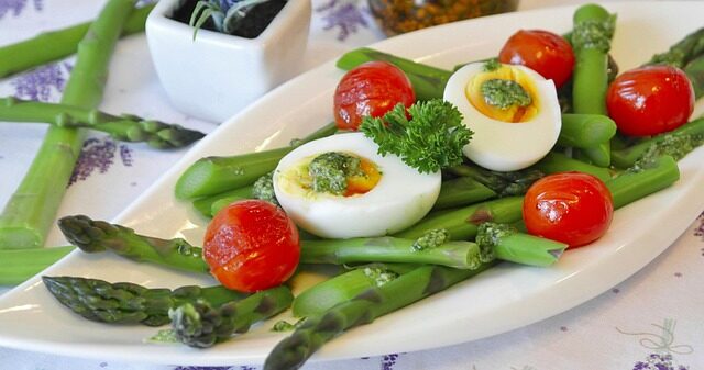 Prato colorido com alimentos saudáveis da dieta low carb Prato colorido com alimentos saudáveis da dieta low carb