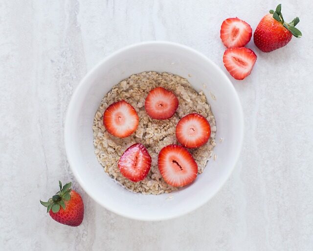 Iogurte natural com aveia e frutas Iogurte natural com aveia e frutas