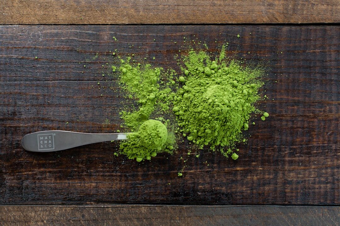 Uma xícara de chá verde com folhas verdes