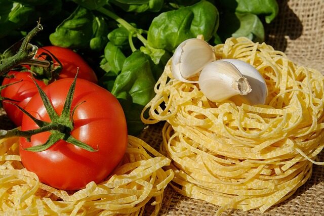 Refeição saudável e equilibrada preparada com ingredientes frescos Refeição saudável e equilibrada preparada com ingredientes frescos
