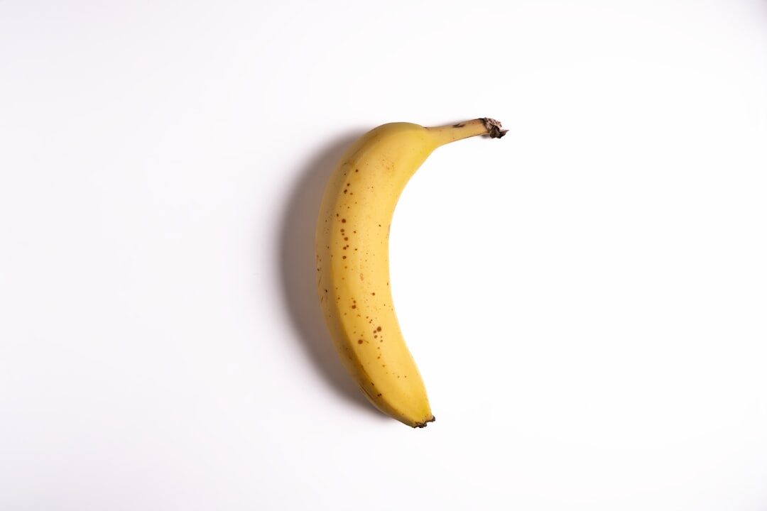 Prato com alimentos saudáveis como grãos, frutas e vegetais.
