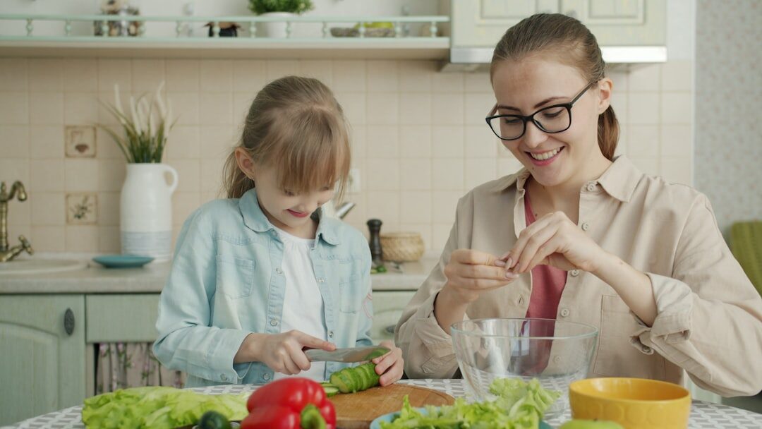 Preparação de refeição saudável com alimentos frescos e coloridos. Preparação de refeição saudável com alimentos frescos e coloridos.
