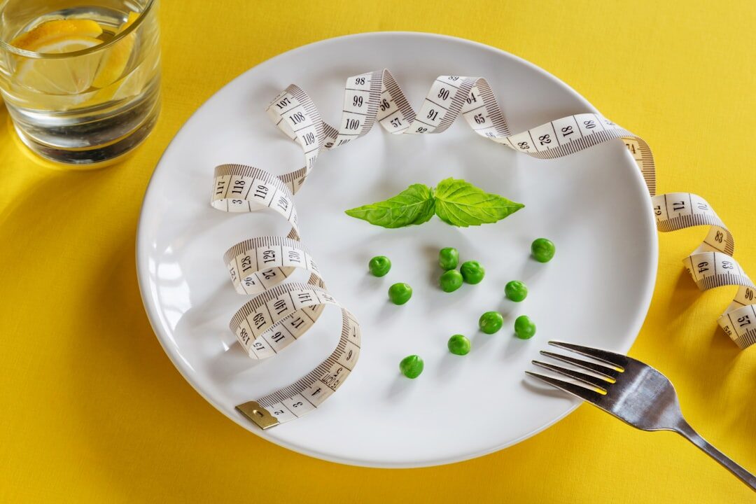 Prato com alimentos saudáveis e variados para dieta de emagrecimento. Prato com alimentos saudáveis e variados para dieta de emagrecimento.
