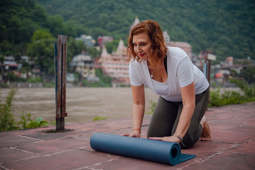 Pessoas praticando exercícios ao ar livre para emagrecer rápido. Pessoas praticando exercícios ao ar livre para emagrecer rápido.